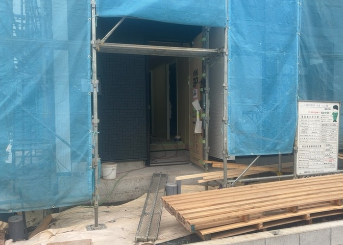 木造住宅とは土台、壁、柱など建築物の強度を支える構造体の材に木が使用されている構造を指します。構造体は建物の自重を支えるだけではなく風圧や水圧、積裁荷重などあらゆる衝撃に耐えるための基礎です。