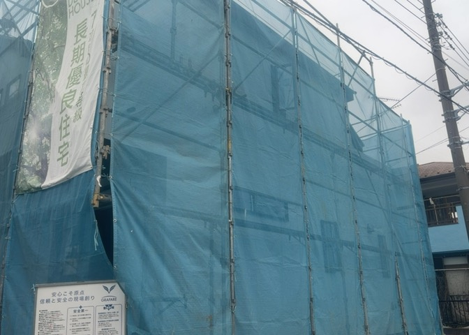 ベタ基礎とは、柱の位置に関係なく全体に基礎がある事を指し、面積が大きい分建物の重さを全体に分散できます。また、地面からの湿気や害虫を遮断でき、木造住宅で心配されるシロアリ被害を防ぐ効果も期待できます。