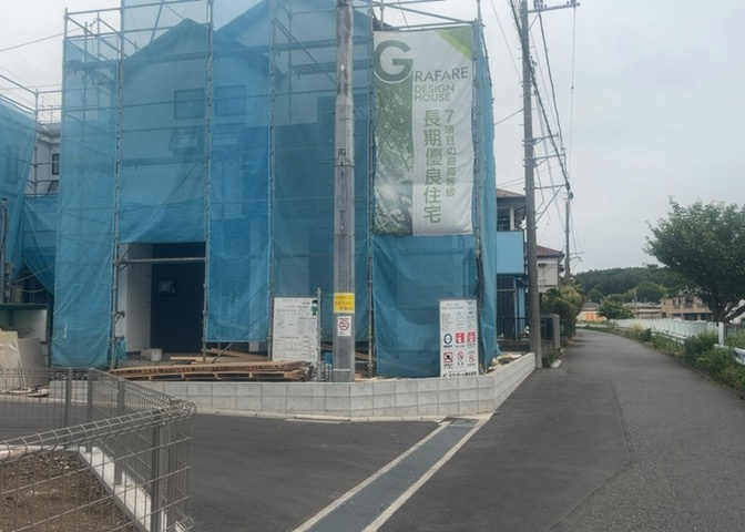 現地に行くなら、物件の周囲の地形がどうなっているかを見ることも大切です。周辺より低くなっている土地では、大雨などで水が集まりやすいため、地盤が弱くなっているということも考えられるため、注意が必要です。