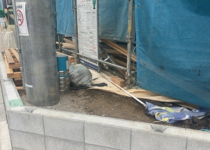 道幅が広い場所は日当たりや風通が良好です。幅が広いのですれ違いも可能ですし大きな車でも駐車可能！一方で、大型車が通ることも多くなるため交通量の増加により騒音に繋がります。また土地の値段が高くなります。