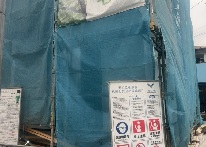 玄関は、狭すぎると複数人で使いにくく、広すぎても無駄な空間になりがちです。最低2畳を目安にして、家の広さとの兼ね合いや家族の人数を考慮して決めるとよいでしょう。現地を見学して快適な玄関を選びましょう！