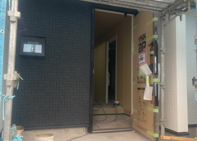 玄関ポーチにおいて最も重視すべきと言っても良いのが広さです。適切な広さの玄関ポーチでないと外見的なバランスは崩れてしまいますし、何より使いにくくなってしまいますので、現地で実際に下見をしてみましょう！