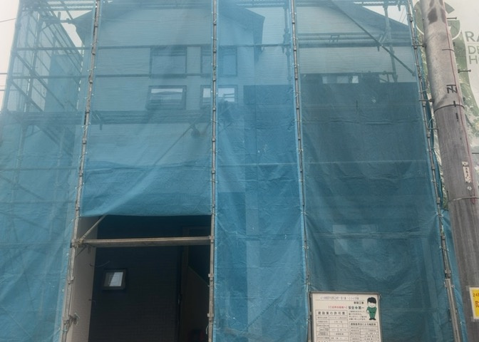 住宅用の土地では前面道路に2m以上接していなければならないと法律で定められています。しかし、お持ちの車のサイズやライフスタイルなどにより、2mでは利便が悪い場合もございますので、事前に確認しましょう。