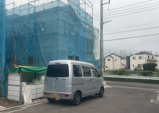 お持ちの車種によっては前面道路が広い方が便利でしょう。しかし、前面道路が広ければその分交通量が多くなるため、騒音などが気になる場合があります。実際に現地を見学し、周辺交通量や騒音などを確認しましょう！