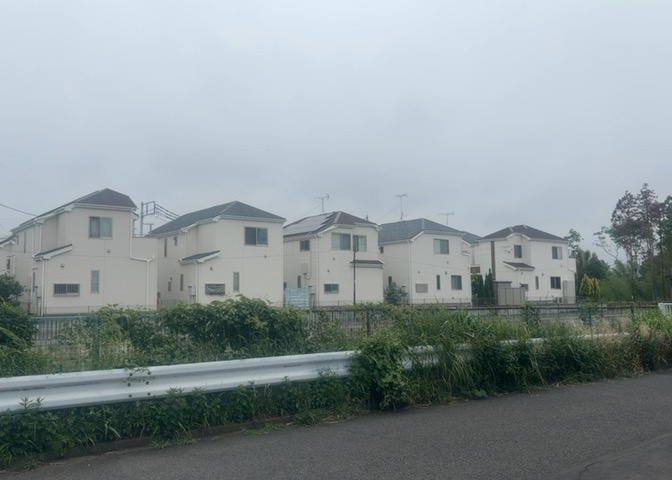 駐車場と明記されていても、最小スペースでつくられた駐車場だと大型車は駐車できなかったり、出入りしにくくなったりする可能性があります。お車のサイズと購入したい物件の駐車場のサイズを現地で確認しましょう。
