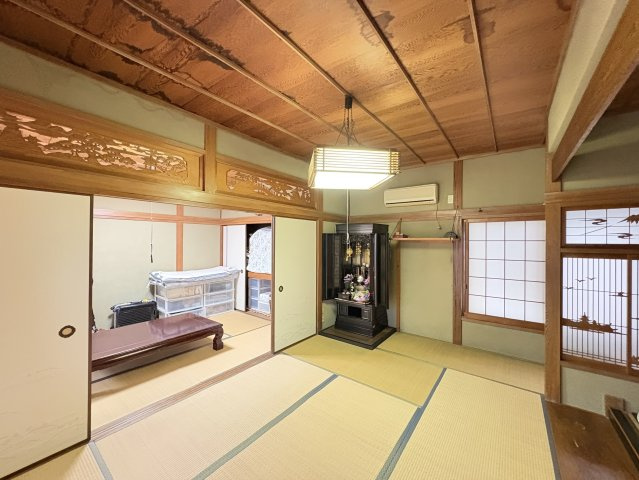 落ち着いた雰囲気の和室は、丁寧に仕上げられた欄間や襖の意匠が美しく、空間全体に上質な趣をもたらします。障子越しに広がる庭の景色を眺めながら、畳の上で静かにくつろげる時間は至福のひとときになりそう。