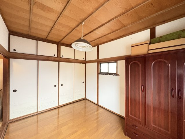壁一面の押入れ収納が魅力的な洋室。和の雰囲気を残す天井や柱と、洋の機能性を融合させた和モダンな空間で、和室の雰囲気を活かしながらも家具の自由な配置が可能。季節物や日常使いの衣類もしっかり収まります。