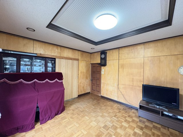 木目の壁と明るい天井が温かみを感じさせる洋室は、子供部屋にもぴったりの空間。広さがあり、成長に合わせた使い方が可能です。日中は自然光に包まれながら遊んだり勉強したりと、快適な環境が整っています。