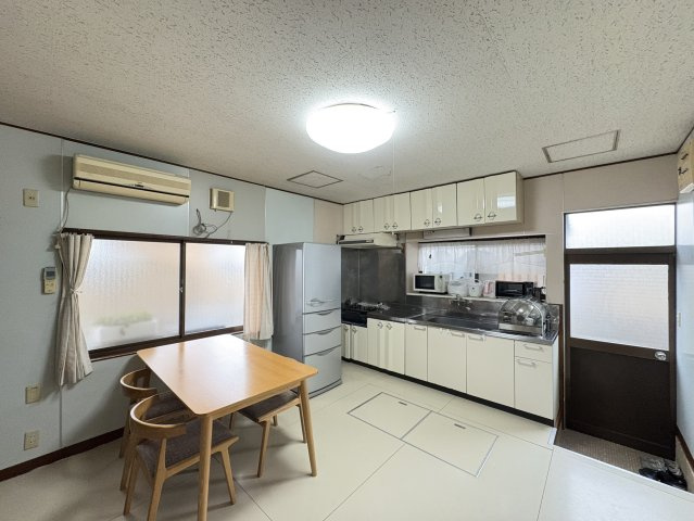 広々としたダイニングキッチンは、壁面に沿って効率よく配置された直線型の調理スペースが魅力。朝日が差し込む明るい空間で、家族の食事や団らんの時間が自然と生まれる、暮らしの中心となる快適な空間です。