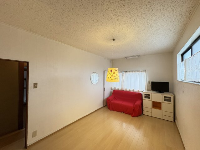 明るい照明とナチュラルな床材が印象的な洋室。窓から自然光が入り、読書や趣味に没頭できる落ち着いた空間です。シンプルな内装はインテリアの自由度が高く、リモートワークスペースやゲストルームなどにも。