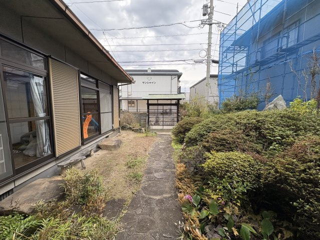 石畳の小道が通る和風の庭は、丁寧に手入れされた植栽と自然の風合いが魅力。縁側からの眺めも楽しめ、四季折々の変化を感じながら暮らせます。外部とのほどよい距離感が保たれており、お子様の遊び場にもよさそう。