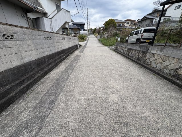 前面道路は広く傾斜も緩やかで、車の出し入れや来客時の対応にも安心。周囲は静かな住宅地で、交通量も少なく落ち着いた環境です。日当たりや風通しも良く、徒歩や自転車での移動にも適しています。