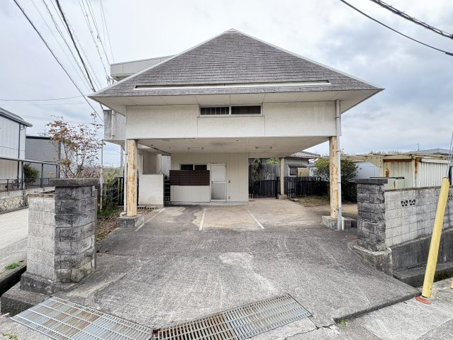 落ち着いた佇まいが魅力の離れ外観。母屋とは分かれた独立した建物で、来客用や趣味スペース、在宅ワーク用の部屋としても活用できます。生活音を気にせず静かな時間を過ごせる特別な空間です。