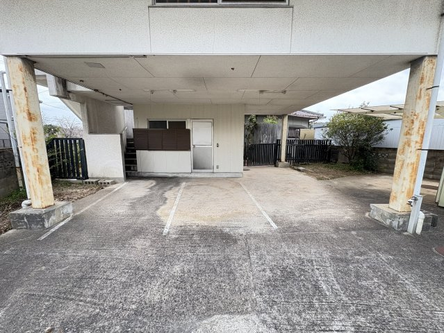 離れを別角度から撮影した一枚。建物下部は駐車スペースとして活用されており、普通車2台が無理なく停められる広さを確保。雨の日でも乗り降りしやすく、荷物の積み下ろしもスムーズ。離れの居住部分は2階部分です