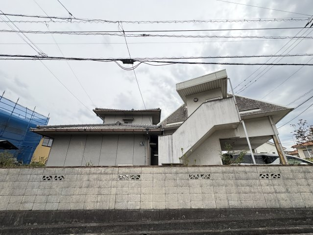 母屋と離れの位置関係。行き来しやすい距離感でありながら、それぞれのプライバシーも保てる絶妙なレイアウト。二世帯住宅や親世代との同居にもぴったりで、生活のリズムを尊重しながら共に暮らせそうです。