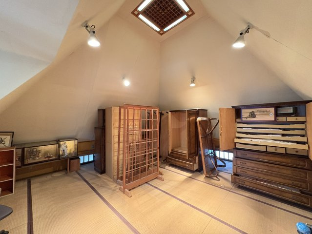 離れ内部の様子。木目の壁と落ち着いた照明が温もりを感じさせ、家族のリビングとしても、子供部屋やプレイルームとしても活躍。静かな環境で集中できるため、テレワークや趣味の空間にもよさそうですね。