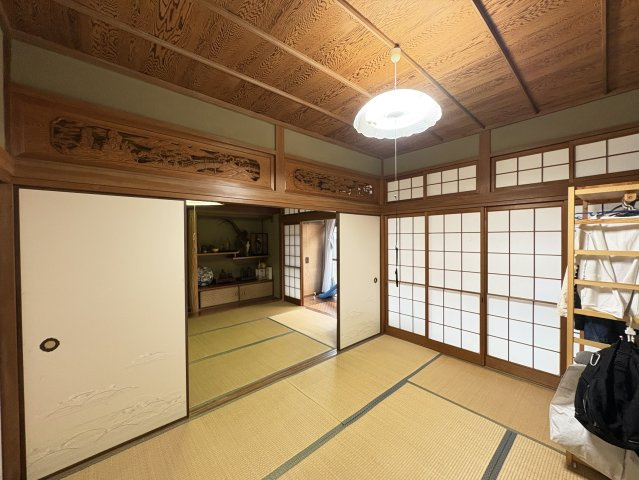 リビングにも客間にも使える和室。繊細な欄間彫刻と落ち着いた木の天井が和の風情を感じさせてくれます。障子からの柔らかな光が心地よく、ゆったりとした静かな時間を過ごすのにおすすめの空間です。