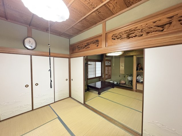 続き間になった和室は、家族の集まりや来客対応にも便利。襖と欄間が醸し出す和の趣が、落ち着いた暮らしを演出してくれます。伝統的な和の雰囲気が品格を感じさせ、落ち着いた暮らしを存分に楽しめます。