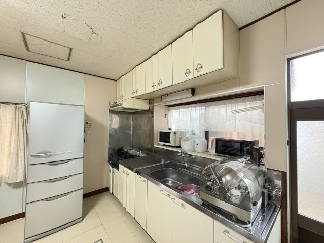 収納豊富なシステムキッチンで、調理も快適。広さも十分あるので、作業もはかどりそう。設備は一新することも可能です！真新しい設備でさらに使いやすいキッチンに設えてみても。ぜひリフォームもご相談下さい！