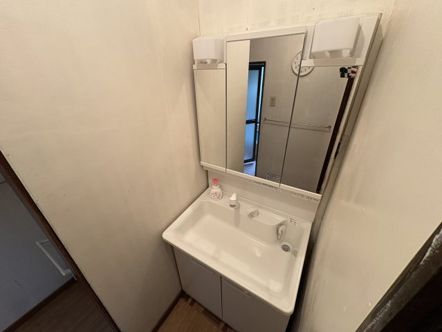 三面鏡付きの洗面化粧台は収納力も高く、洗面用具やスキンケア用品などをすっきり整理可能。朝の身支度や夜のケアもスムーズに行えます。清潔感のある空間で、家族全員が快適に使えるよう配慮された設計です。