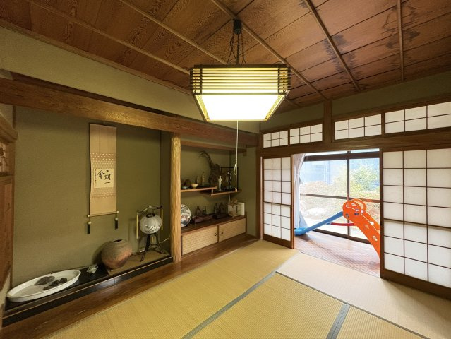 格式ある床の間と飾り棚を備えた本格的な和室には、美しい庭を望む縁側もあり、書画や花を飾ることで四季の移ろいを楽しめます。縁側に腰掛けて庭を眺めながら、心落ち着く静かなひとときを過ごせる癒しの空間です。