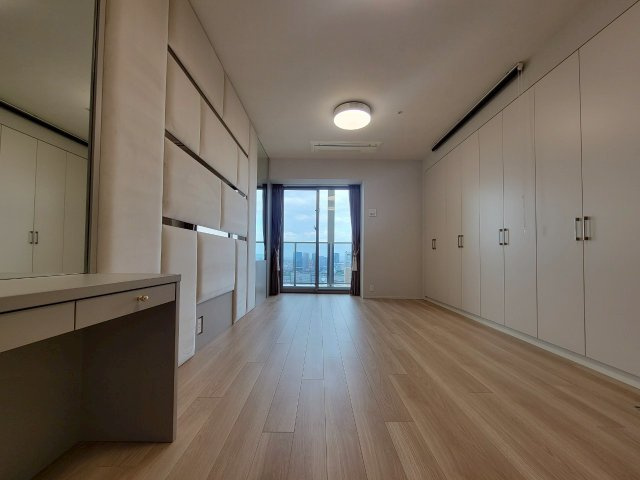 【約11.3帖洋室】ラグジュアリーホテルのスイートルームさながらの主寝室です。