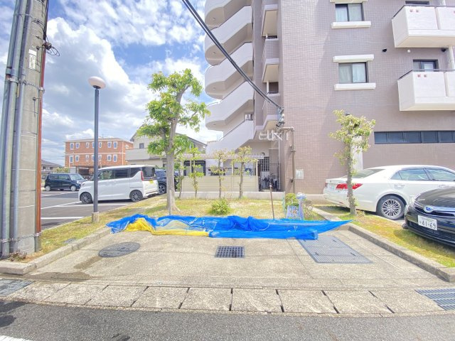 物件の下に共用のゴミ置き場もあります♪