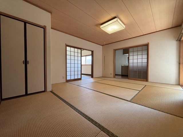 畳と木目天井の温かみが心地よく、どこか懐かしさを感じる魅力あふれる一室です。