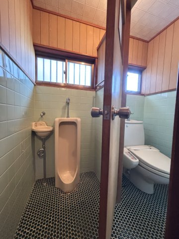 複数トイレ付で、混み合う時間帯もスムーズに。来客時にも使いやすい間取りです。