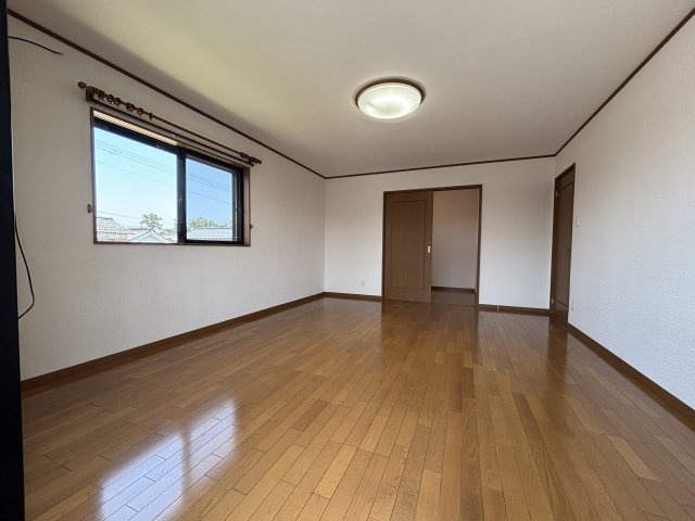 ゆったりとした暮らしをイメージできる一室です。大型住宅ならではの余裕を感じられます。