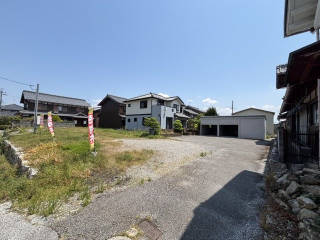 約266.07坪の敷地が叶える、圧倒的な開放感。駐車場・庭・家庭菜園など多彩なプランが描けます。