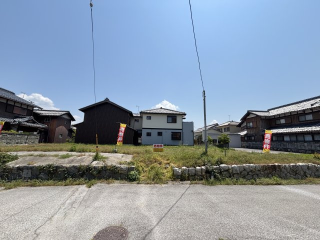 ゆとりある敷地に加え、複数台駐車可能なガレージ付き。存在感ある魅力の一邸。
