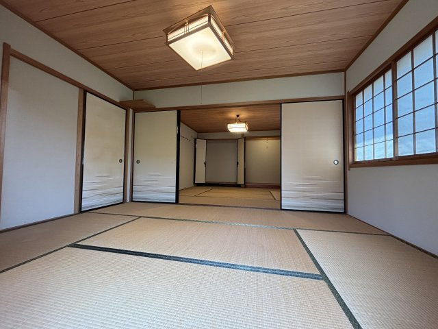 続き間仕様となっており、襖を開けばさらに開放感のある広々とした空間としてご利用いただけます。