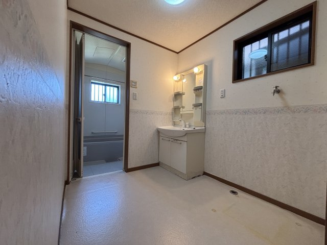 ゆとりある広さを確保した洗面脱衣室。　窓付きで換気もしやすく、明るさの感じられる空間です。