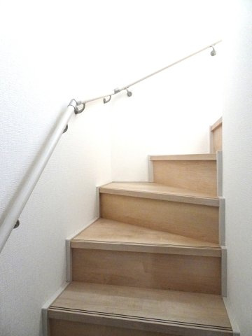 階段を上がり降りる時などに手すりがあり、小さなお子様やお年寄りの方にも安心です。　　