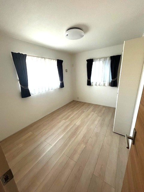 大切なのは明るさと風通し、明るい日差しと心地よい風で自分のお部屋でくつろげる。　明るい色で統一された室内、気持ちも自然と明るく、お好きな色のカーテンをあわせて気分を　リラックス　