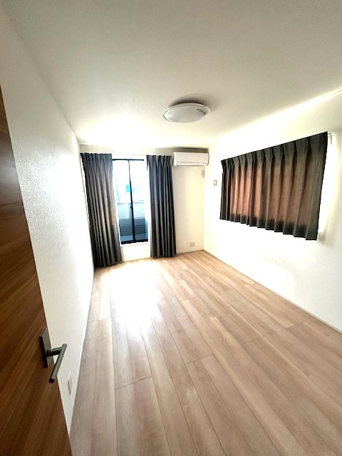 大切なのは明るさと風通し、明るい日差しと心地よい風で自分のお部屋でくつろげる。　明るい色で統一された室内、気持ちも自然と明るく、お好きな色のカーテンをあわせて気分を　リラックス　