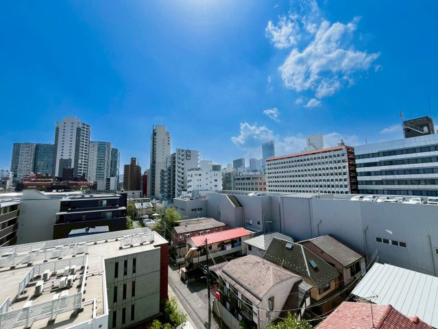 本物件南側眺望（日中）。天気が良い時は特に日当たりが良く、開放的です。遠くまで見渡すことができます。