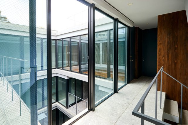 新築時撮影　光が降り注ぐ中庭とスカイライトが特徴のデザイナーズ邸宅　2世帯住宅や賃貸併用住宅としても利用可能で、多様なライフスタイルに対応します