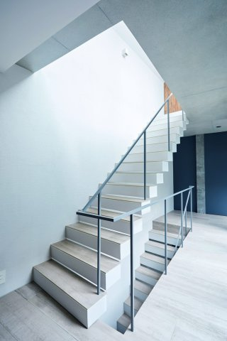 新築時撮影　光が降り注ぐ中庭とスカイライトが特徴のデザイナーズ邸宅　2世帯住宅や賃貸併用住宅としても利用可能で、多様なライフスタイルに対応します