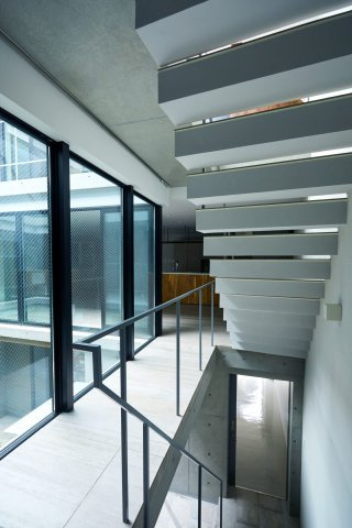 新築時撮影　光が降り注ぐ中庭とスカイライトが特徴のデザイナーズ邸宅　2世帯住宅や賃貸併用住宅としても利用可能で、多様なライフスタイルに対応します