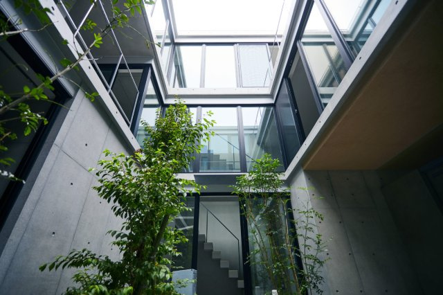 新築時撮影　光が降り注ぐ中庭とスカイライトが特徴のデザイナーズ邸宅　2世帯住宅や賃貸併用住宅としても利用可能で、多様なライフスタイルに対応します