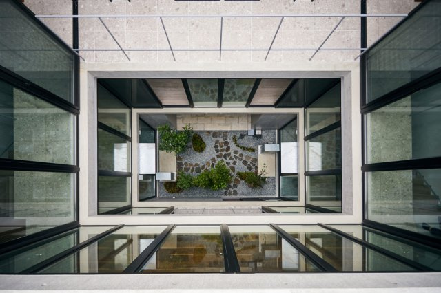 新築時撮影　光が降り注ぐ中庭とスカイライトが特徴のデザイナーズ邸宅　2世帯住宅や賃貸併用住宅としても利用可能で、多様なライフスタイルに対応します