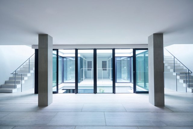 新築時撮影　光が降り注ぐ中庭とスカイライトが特徴のデザイナーズ邸宅　2世帯住宅や賃貸併用住宅としても利用可能で、多様なライフスタイルに対応します