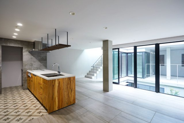 新築時撮影　光が降り注ぐ中庭とスカイライトが特徴のデザイナーズ邸宅　2世帯住宅や賃貸併用住宅としても利用可能で、多様なライフスタイルに対応します