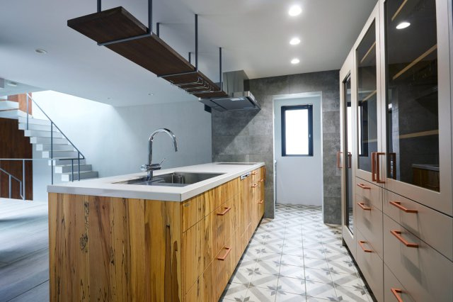 新築時撮影　光が降り注ぐ中庭とスカイライトが特徴のデザイナーズ邸宅　2世帯住宅や賃貸併用住宅としても利用可能で、多様なライフスタイルに対応します