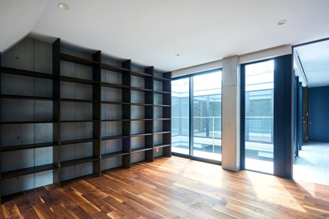 マスターベッドルーム　新築時撮影　光が降り注ぐ中庭とスカイライトが特徴のデザイナーズ邸宅　2世帯住宅や賃貸併用住宅としても利用可能で、多様なライフスタイルに対応します