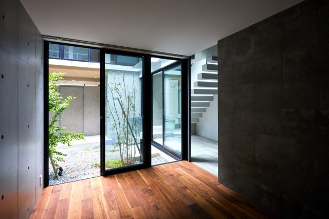 ゲストルーム　新築時撮影　光が降り注ぐ中庭とスカイライトが特徴のデザイナーズ邸宅　2世帯住宅や賃貸併用住宅としても利用可能で、多様なライフスタイルに対応します