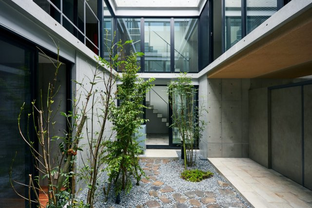 新築時撮影　光が降り注ぐ中庭とスカイライトが特徴のデザイナーズ邸宅　2世帯住宅や賃貸併用住宅としても利用可能で、多様なライフスタイルに対応します