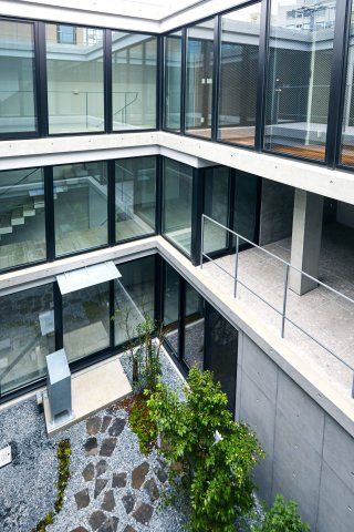 新築時撮影　光が降り注ぐ中庭とスカイライトが特徴のデザイナーズ邸宅　2世帯住宅や賃貸併用住宅としても利用可能で、多様なライフスタイルに対応します